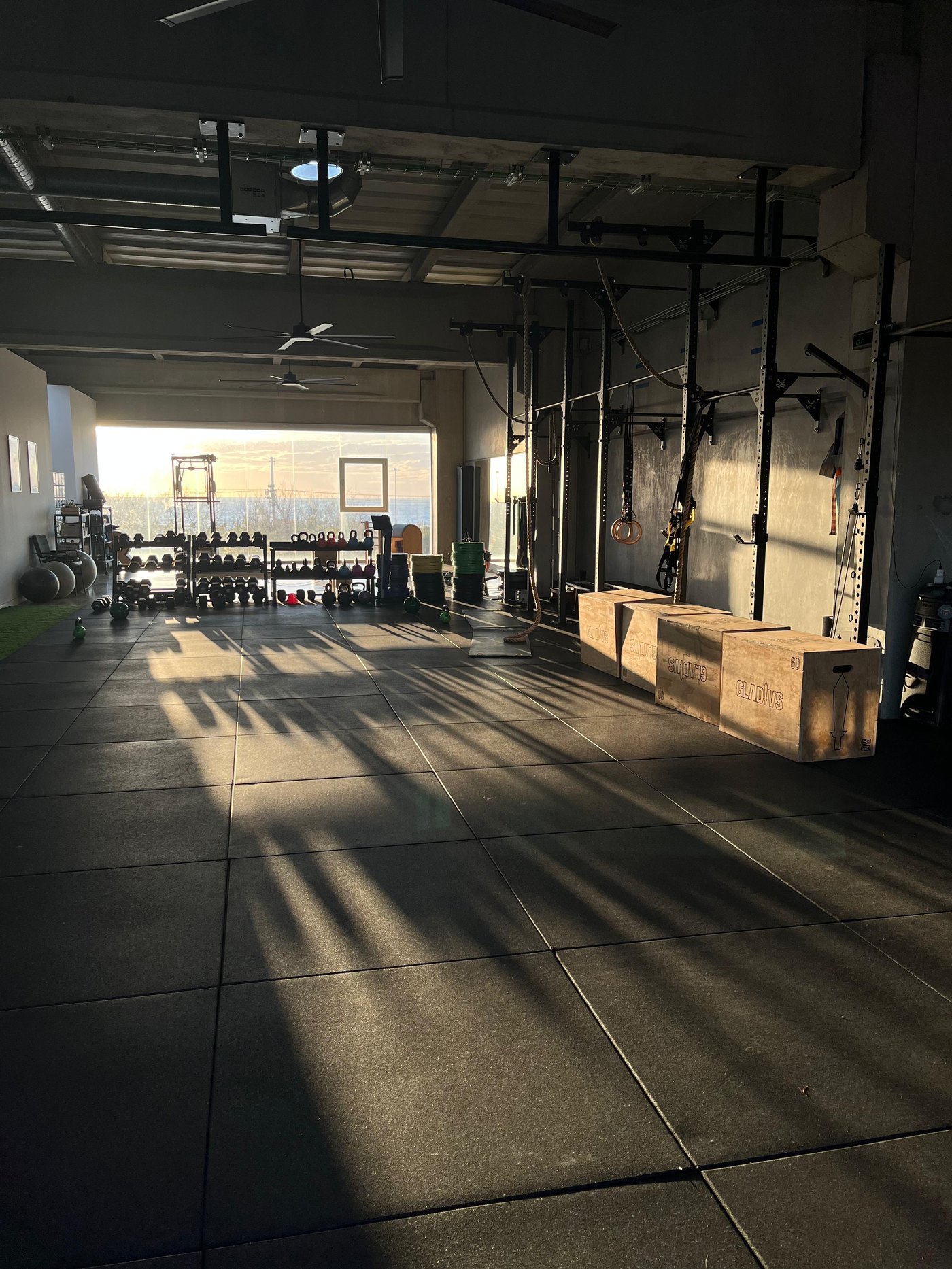 Sala de entrenamiento de AGONAS Sports con vistas al mar