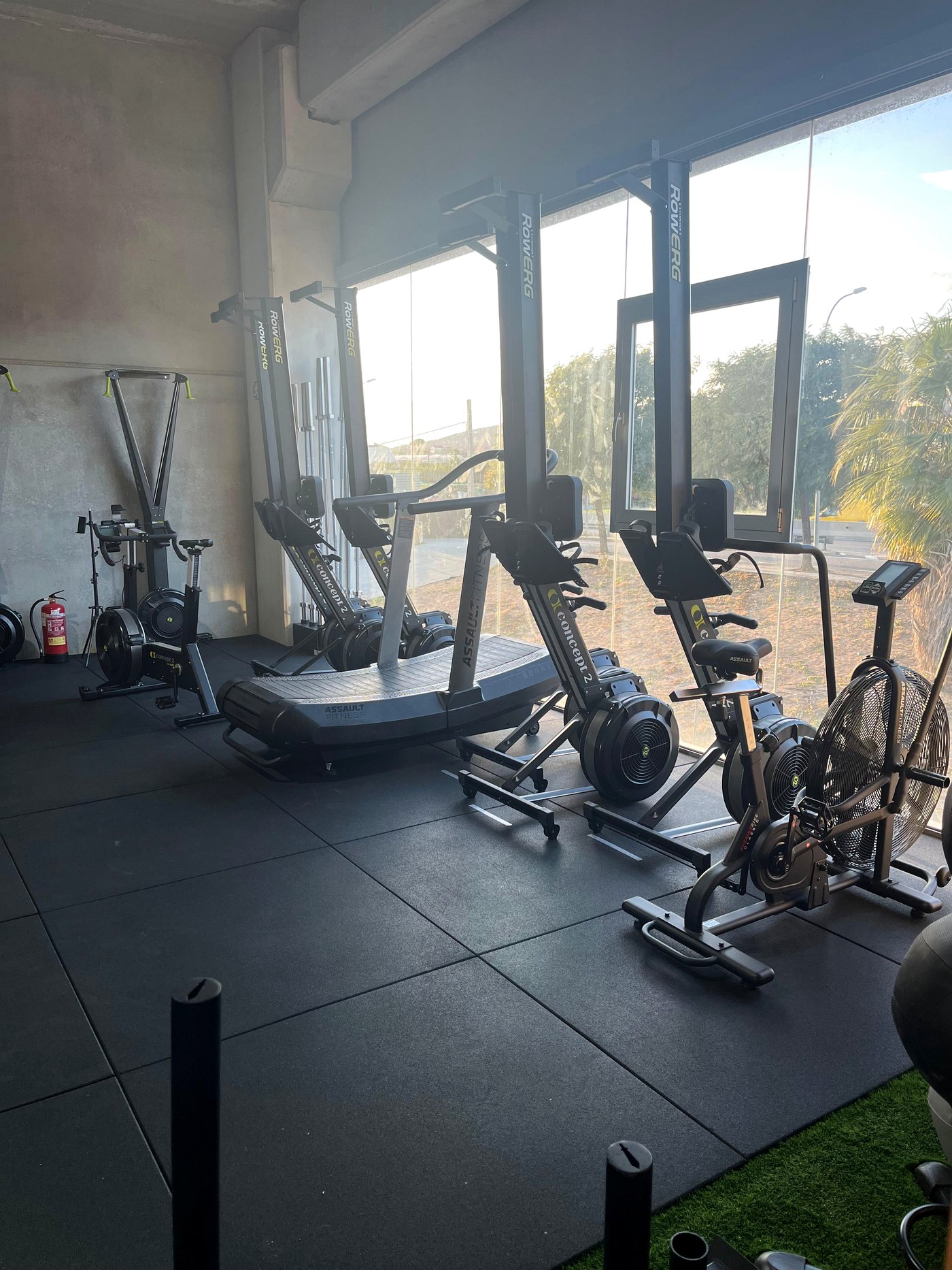 Zona de cardio y rendimiento con vistas al exterior en AGONAS Cabrera de Mar