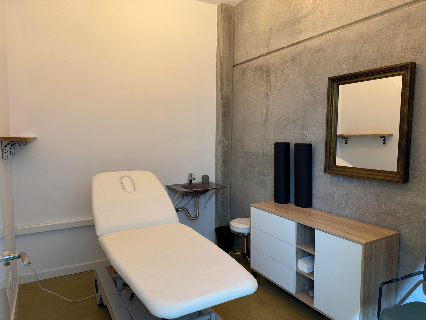 Box de tratamiento de fisioterapia en AGONAS Cabrera de Mar
